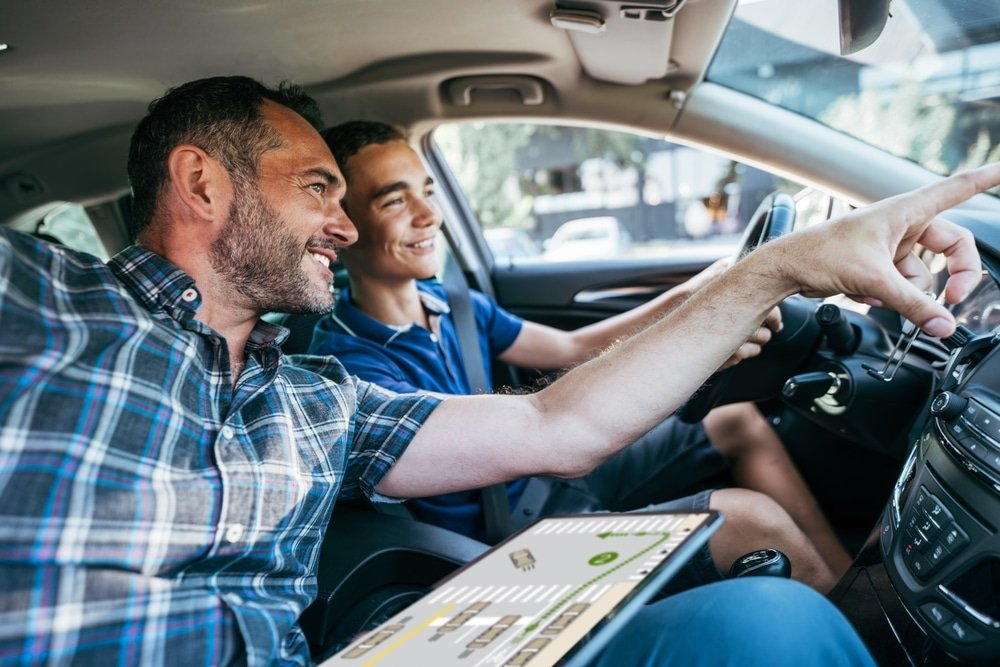 Deskundige instructeur begeleidt leerling in lesauto