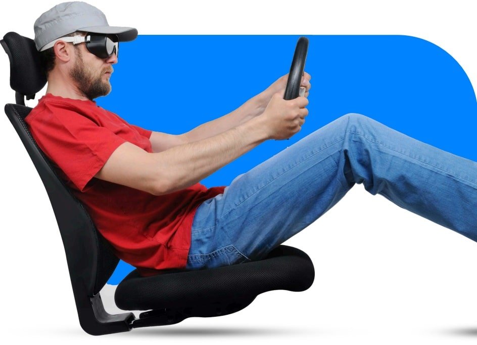 Man oefent autorijden in simulator bij GL Drive rijschool